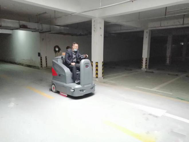克拉玛依小区物业保洁不用人力改用驾驶式洗地机了